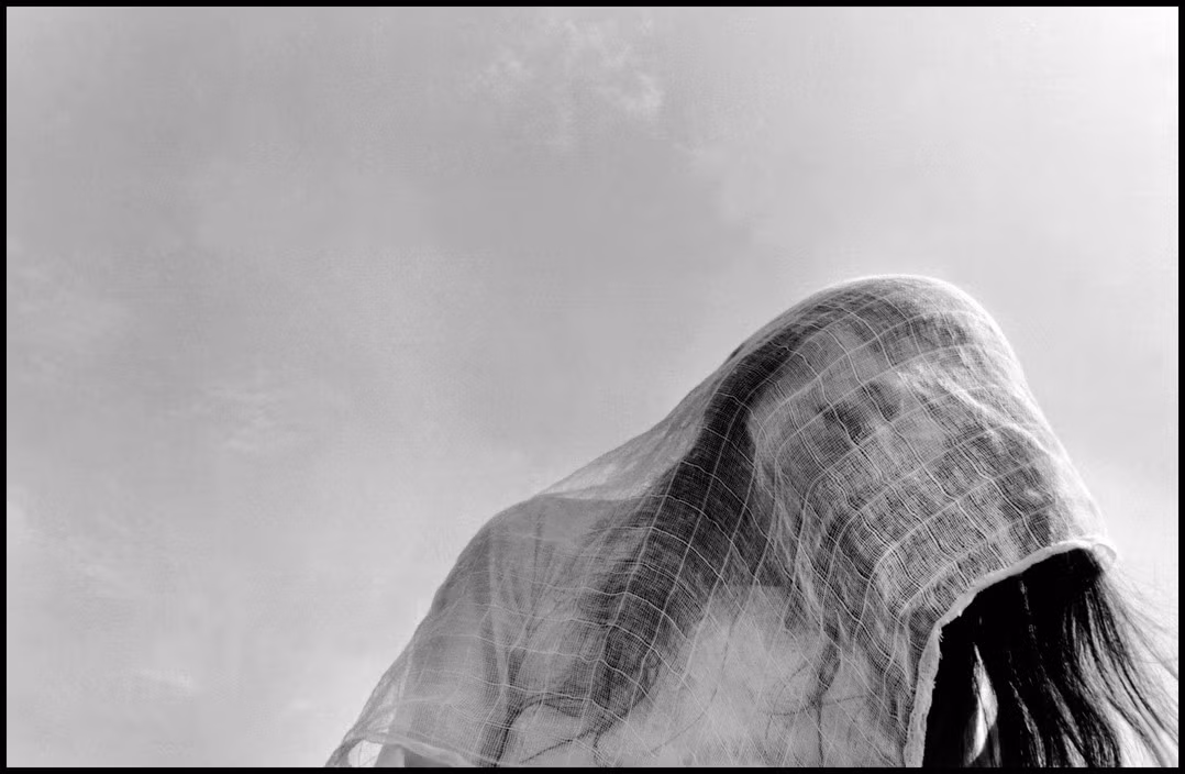 Kiệt sức vì than khóc, cô gái này liên tục ngất xỉu trong đám tang cha mình. Ảnh: Larry Towell - Magnumphotos.com