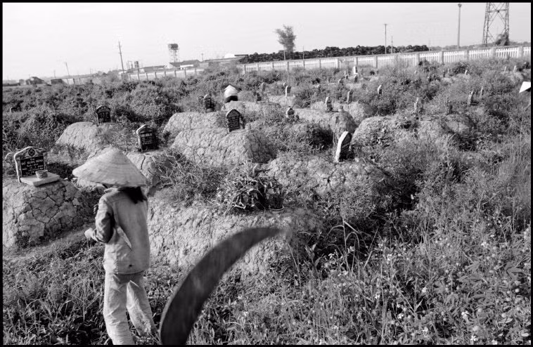 Những nấm mộ trong nghĩa trang. Ảnh: Larry Towell - Magnumphotos.com
