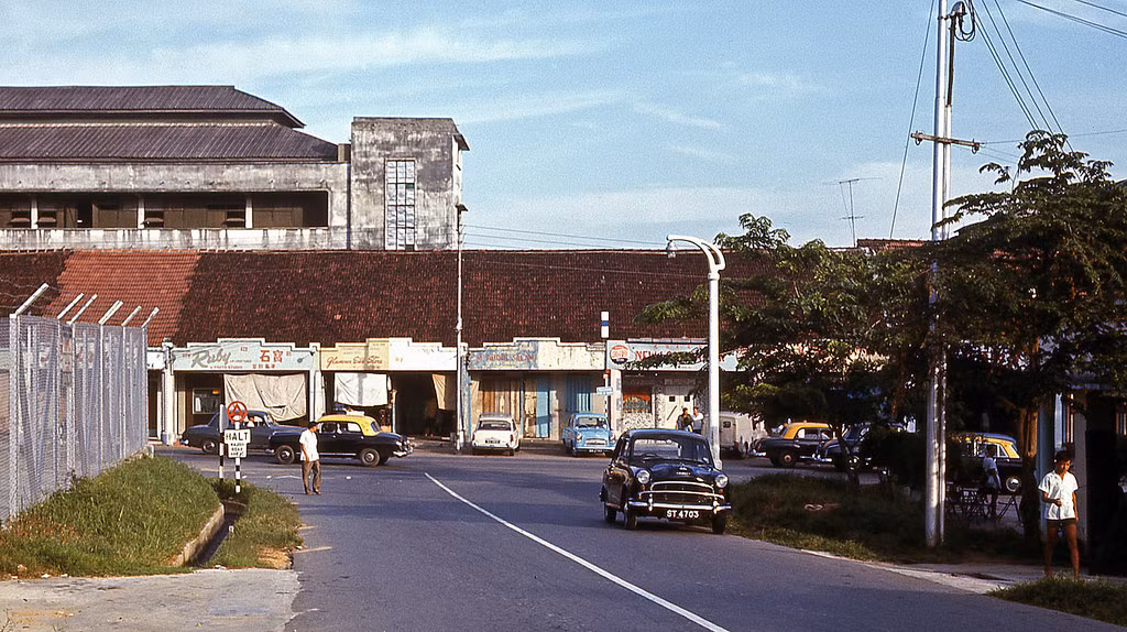 Một góc khu Nee Soon (nay là Yishun), nơi tập trung nhiều quán bar của Singapore, 1966. Ảnh: David Ayres
