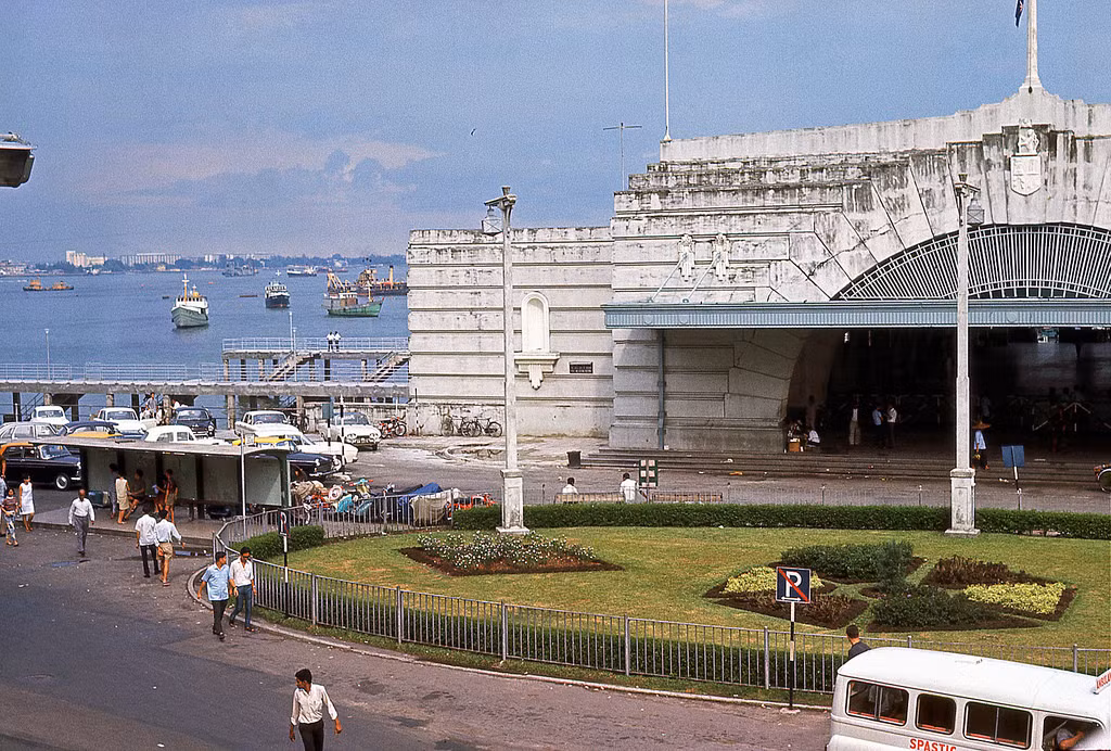 Bến tàu Clifford, điểm đến của người nhập cư và hành khách đường biển ở Singapore năm 1966. Ngày nay địa điểm này là một di tích lịch sử nổi tiếng của Singapore. Ảnh: David Ayres