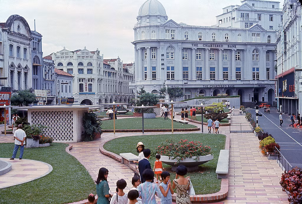 Quảng trường trung tâm của Raffles Place - khu thương mại hình thành từ đầu thế kỷ 19 của Singapore, chụp năm 1966. Ảnh: David Ayres