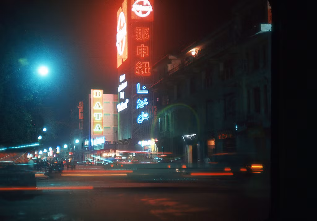 Buổi tối ở khu vực trung tâm Singapore năm 1967. Ảnh: David Ayres