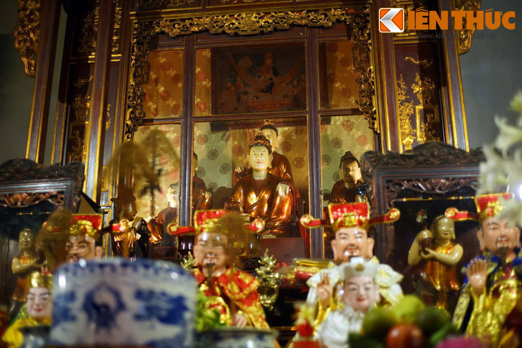 Đền Bà Kiệu là nơi thờ ba vị nữ thần: Liễu Hạnh Công chúa, Quỳnh Hoa và Quế Nương, trong đó công chúa Liễu Hạnh là một trong “tứ bất tử” trong tâm thức tín ngưỡng của dân gian. Tượng các nữ thần đặt trong một khám thờ lớn ở giữa hậu cung, chạm khắc cầu kỳ.