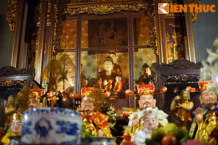 Đền Bà Kiệu là nơi thờ ba vị nữ thần: Liễu Hạnh Công chúa, Quỳnh Hoa và Quế Nương, trong đó công chúa Liễu Hạnh là một trong “tứ bất tử” trong tâm thức tín ngưỡng của dân gian. Tượng các nữ thần đặt trong một khám thờ lớn ở giữa hậu cung, chạm khắc cầu kỳ.