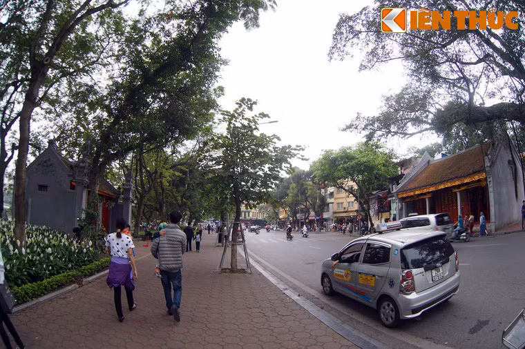 Sau khi người Pháp chiếm Hà Nội, phố xá xung quanh Hồ Gươm được mở rộng. Năm 1891, chính quyền thuộc địa thu một phần đất của ngôi đền để mở đại lộ Francis Garnier. Đền Bà Kiệu hiện nay là một di tích gồm hai phần là đến chính và cổng tam quan cách nhau bởi phố Đinh Tiên Hoàng.