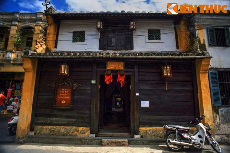 Nhiều ngôi nhà cổ có giá trị kiến trúc đặc biệt như nhà cổ Tấn Ký, nhà cổ Quân Thắng, nhà cổ Phùng Hưng...