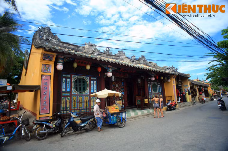 Ngoài các hội quán, Hội An còn có hệ thống đình, chùa, đền, miếu... với nhiều nét đặc sắc như chùa Ông (Quan Công miếu), đình Cẩm Phô, miếu Hy Hòa...