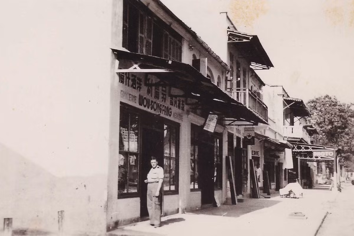 Các cửa hàng mặt phố ở trung tâm thị xã Lạng Sơn. Ảnh: Robert Tison.