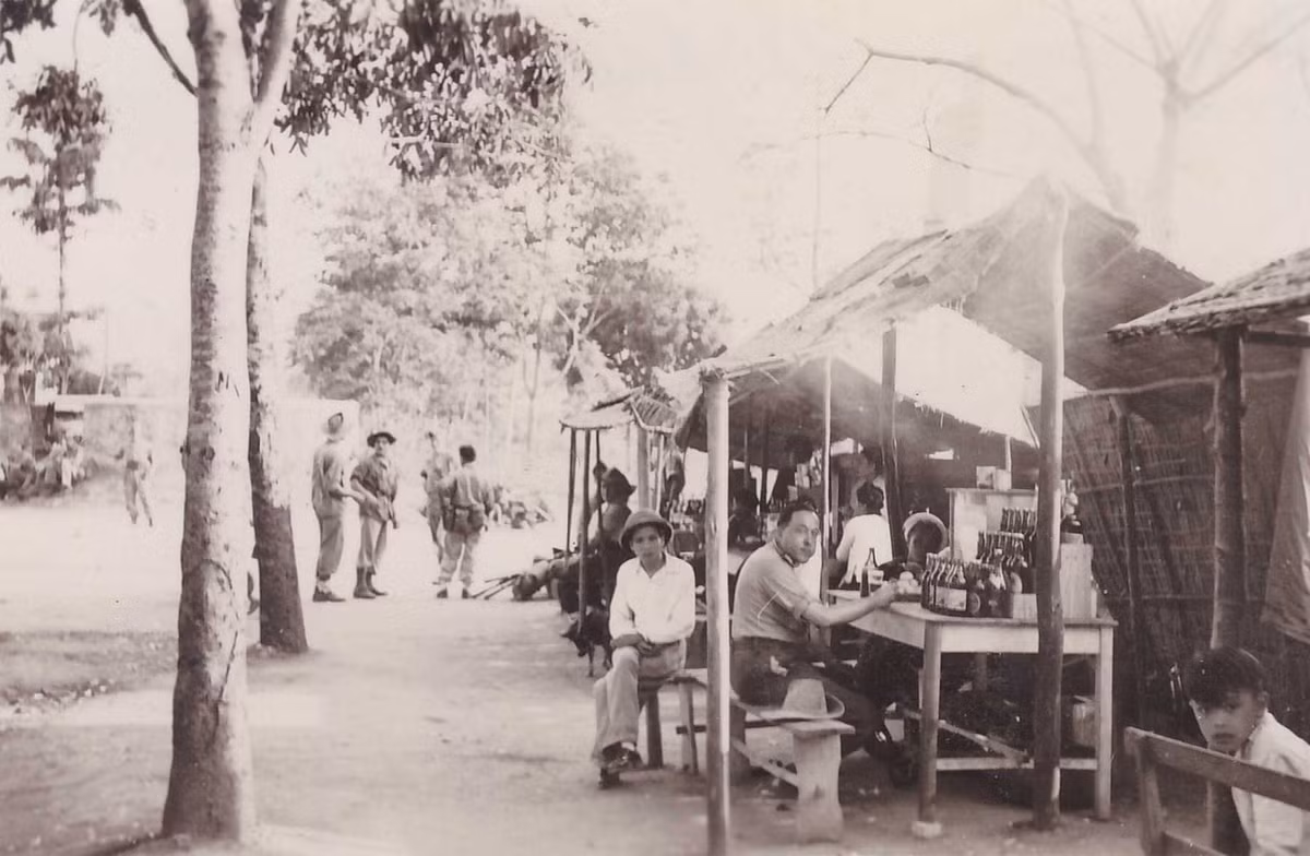 Quán nước vỉa hè. Ảnh: Robert Tison.