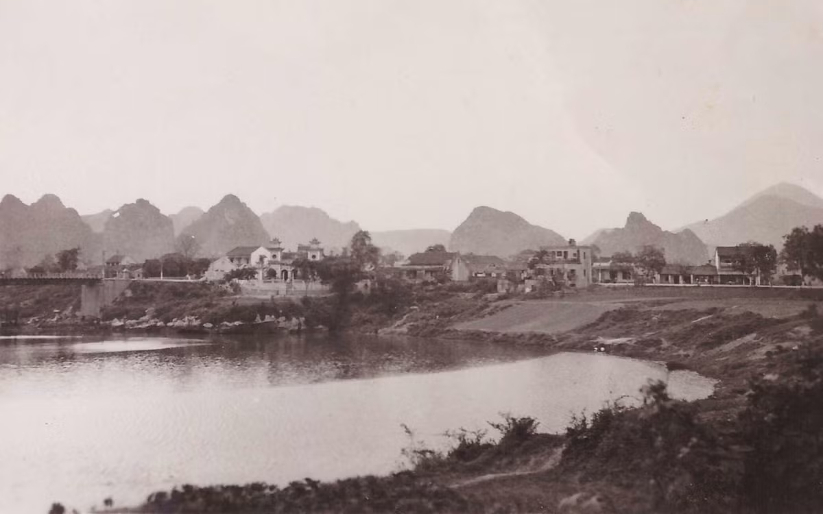 Một góc thị xã Lạng Sơn năm 1950. Ảnh: Robert Tison.