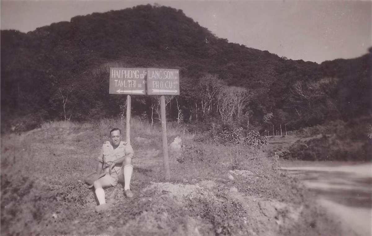 Ngã ba Khe Tù, nơi giao cắt của Quốc lộ 4 và Quốc lộ 18 ở Tiên Yên, tỉnh Móng Cái (nay là tỉnh Quảng Ninh). Ảnh: Robert Tison.