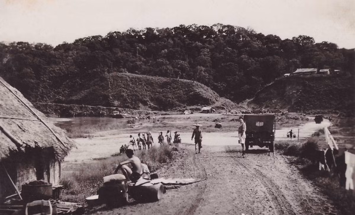 Điểm dừng chân ở Quốc lộ 4. Ảnh: Robert Tison.