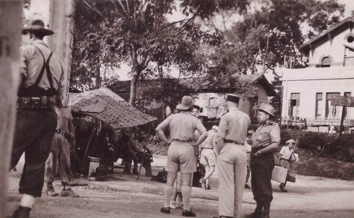 Sĩ quan Pháp trên đường phố Lạng Sơn. Ảnh: Robert Tison.