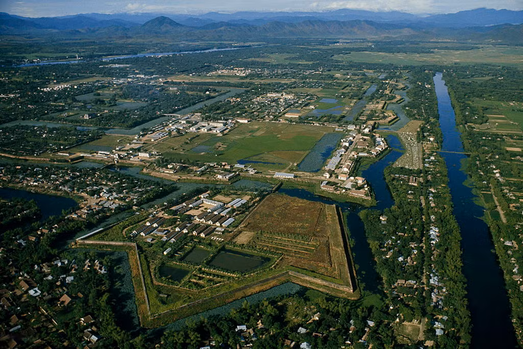 Toàn cảnh Hoàng thành Huế năm 1967 nhìn từ máy bay. Vùng đất hình đa giác phía dưới là đồn Mang Cá.