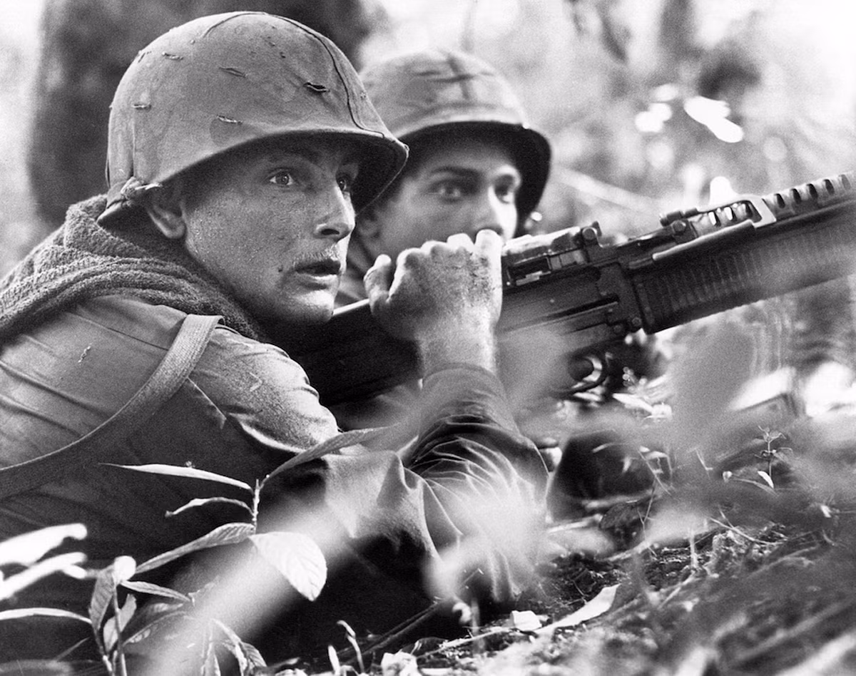 Những người lính Mỹ trong một đồn điền cao su ở Bù Đốp, tháng 12/1967. Ảnh: Horst Faas/ AP