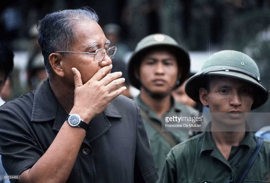 Tổng thống Dương Văn Minh được áp giải ra khỏi Dinh Độc Lập. Ảnh: Getty.