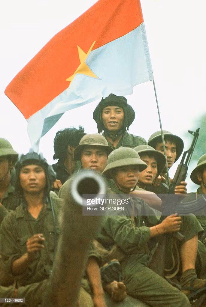 Cờ Giải phóng phấp phới cùng đoàn xe tiến vào Dinh Độc Lập. Ảnh: Getty.