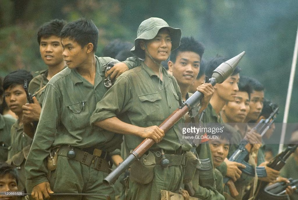 Các chiến sĩ trên một chiếc xe tải. Ảnh: Getty.