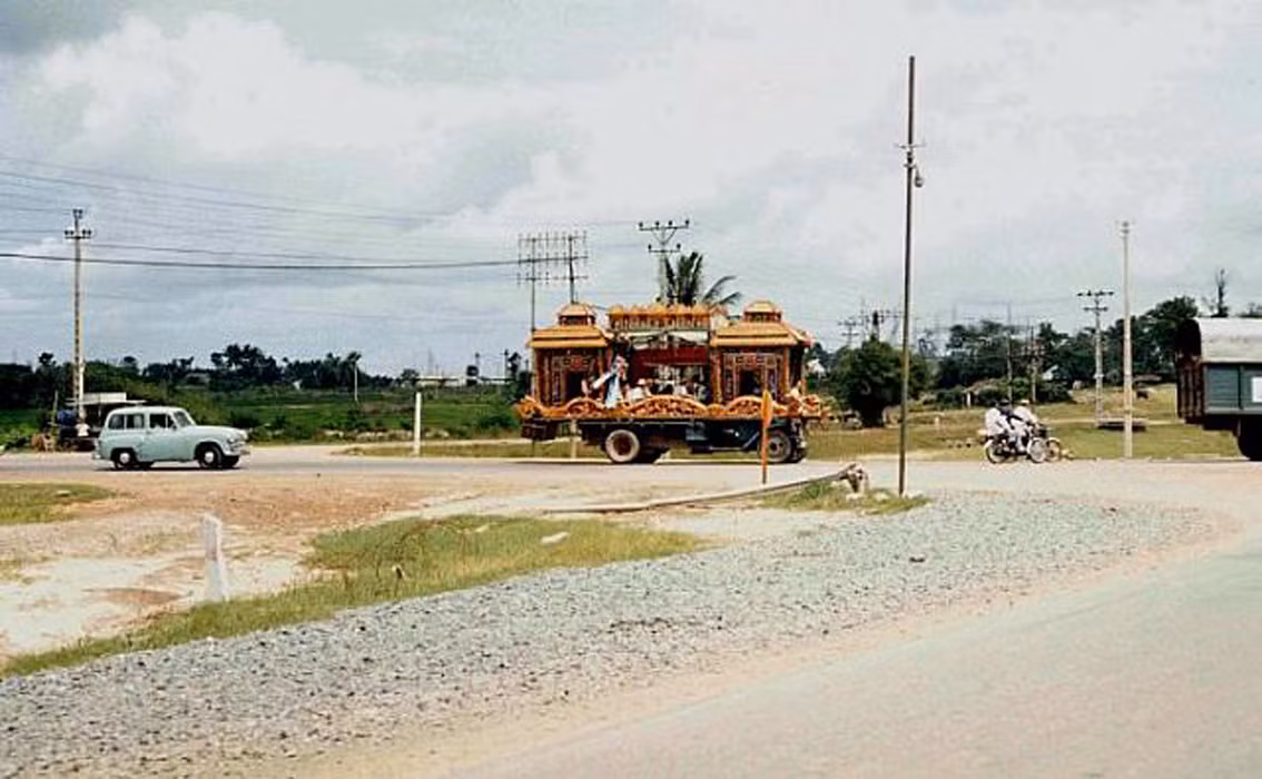 Một chiếc xe tang trên đường ngoại ô. Ảnh: 6thofthe31st.com.