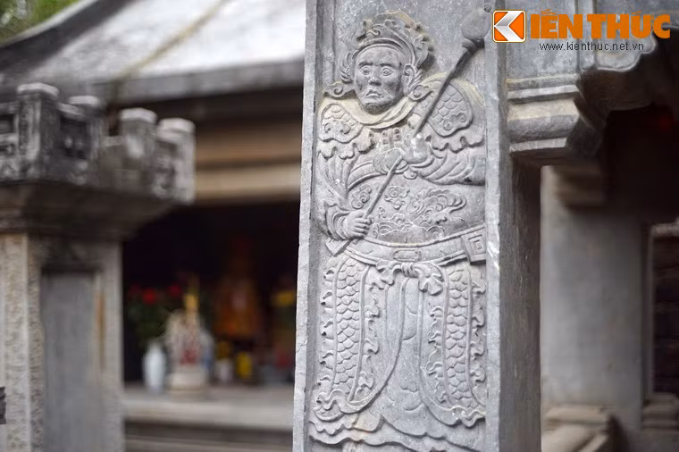 Phù điêu binh sĩ cầm chùy ở nhà bia lăng Quận công Phạm Đôn Nghị được chạm khắc rất tinh xảo trên đá, là tác phẩm ấn tượng khác ở khu lăng mộ này.