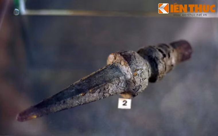 Chóp nhọn bằng thép trên cổng Dinh Độc Lập, chiếc xe tăng quân Giải phóng số 390 húc đổ ngày 30/4/1975.