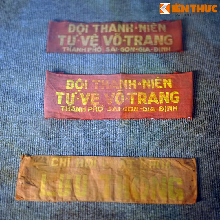 Băng tay được cán bộ cách mạng đeo khi tiếp quản thành phố Sài Gòn trong ngày giải phóng.