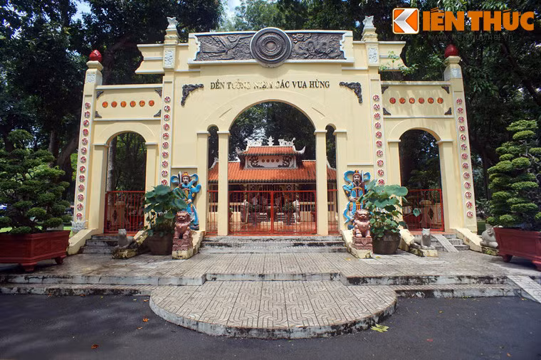 Cổng đền xây dựng theo lối tam quan của đền chùa Việt.