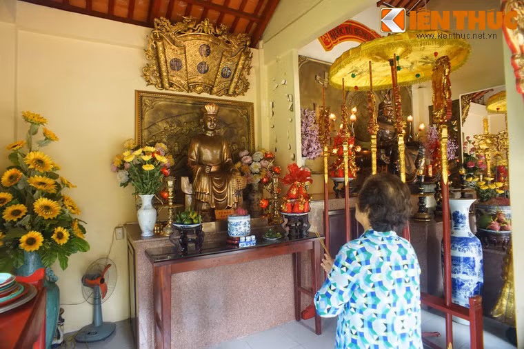 Gian bên trái thờ Mẫu Âu Cơ.