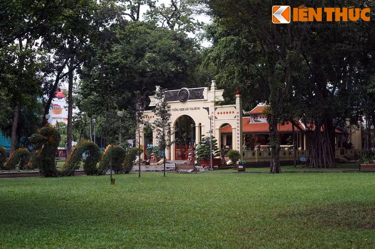 Ngôi đền được xây dựng theo kiến trúc truyền thống kết hợp với một số yếu tố hiện đại, nằm trong một khoảng không gian tràn ngập bóng mát cây xanh.