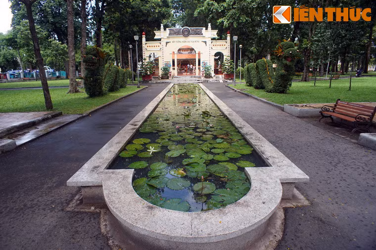 Công trình có tên đầy đủ là Đền tưởng niệm các vua Hùng, được xây dựng trong công viên Tao Đàn - khu công viên có tuổi đời hơn 1 thế kỷ của Sài Gòn - vào năm 1992 và được trùng tu vào cuối năm 2011.