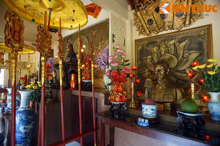 Gian bên phải thờ Chủ tịch Hồ Chí Minh.