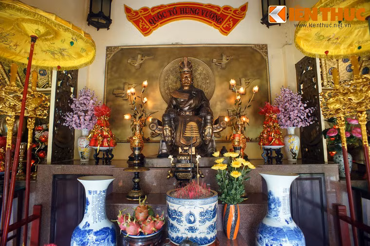 Gian giữa là nơi thờ Quốc Tổ Hùng Vương.