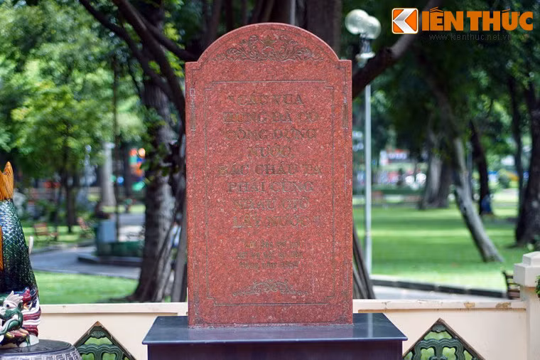 Tấm bia khắc câu nói của Bác Hồ: "Các vua Hùng đã có công dựng nước, bác cháu ta phải cùng nhau giữ lấy nước".