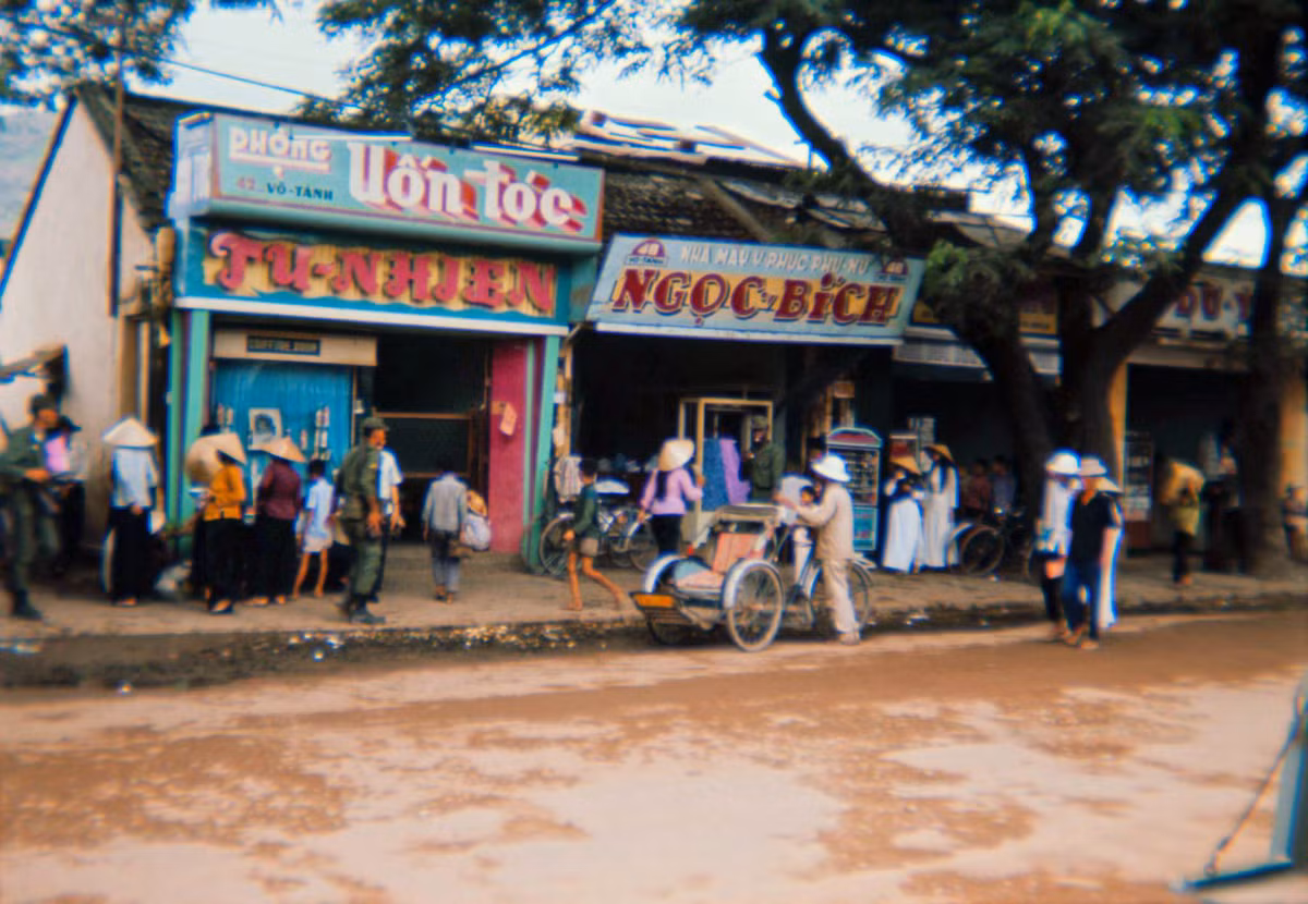 Các cửa hàng trên đường Võ Tánh. Ảnh: 19engrvn.org.