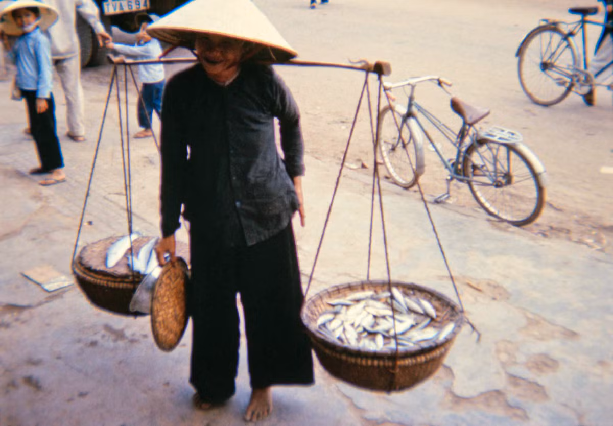 Cụ bà bán cá. Ảnh: 19engrvn.org.