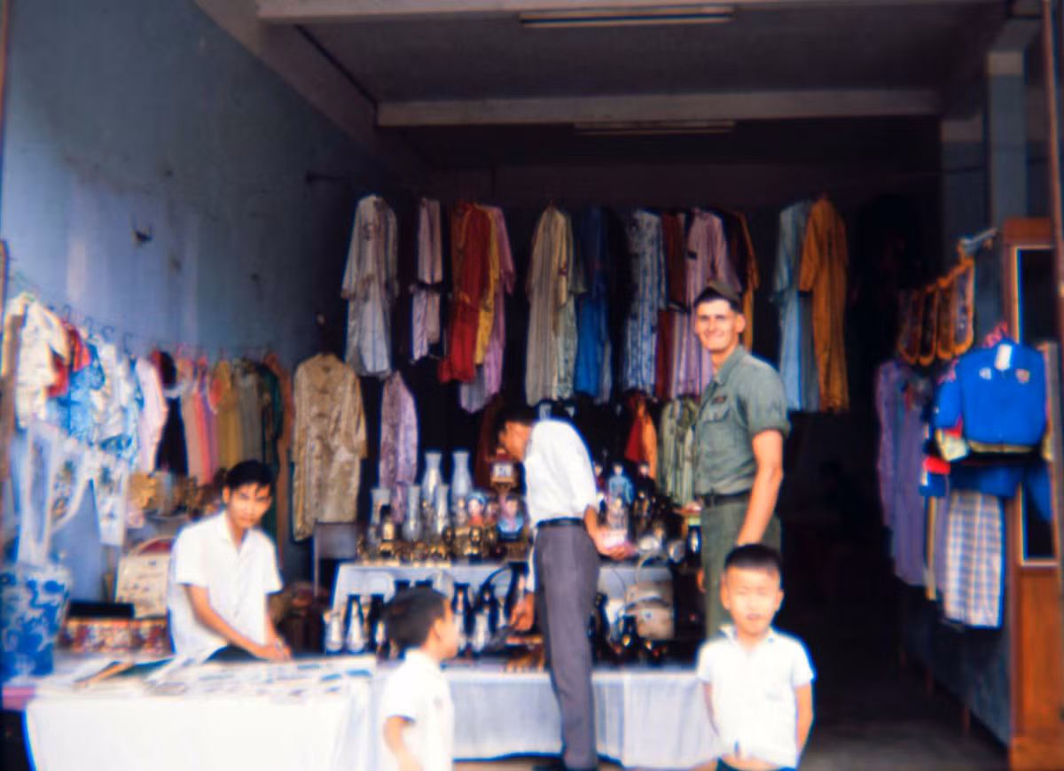 Bên trong một cửa hàng bán đồ lưu niệm. Ảnh: 19engrvn.org.