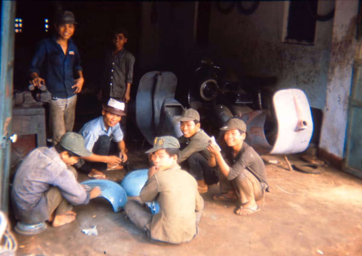 Bên trong một tiệm sửa xe máy. Ảnh: 19engrvn.org.