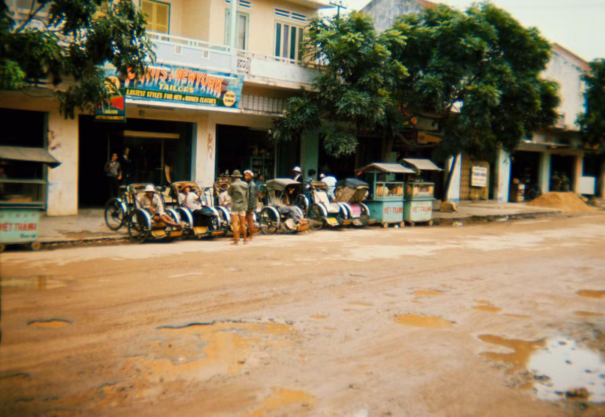 Trên đường Gia Long. Ảnh: 19engrvn.org.