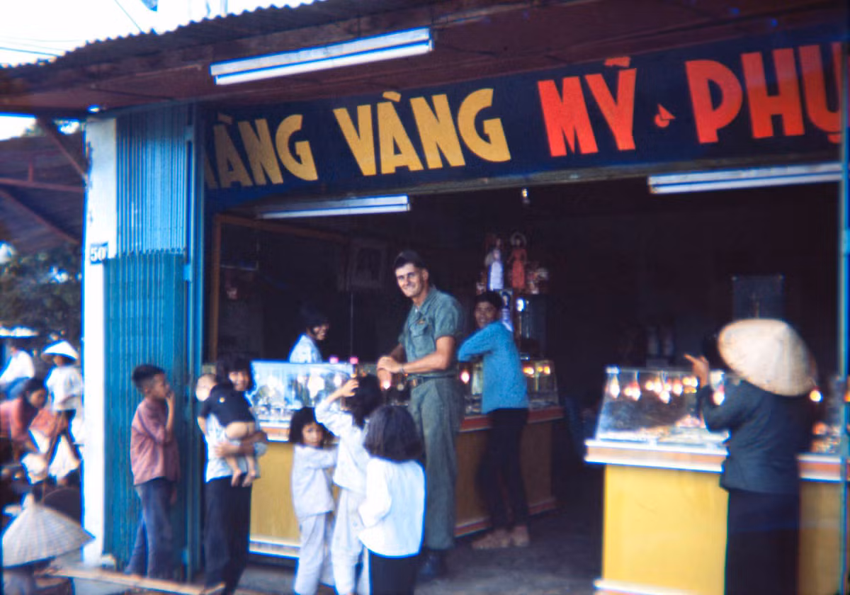 Bên ngoài một tiệm vàng. Ảnh: 19engrvn.org.