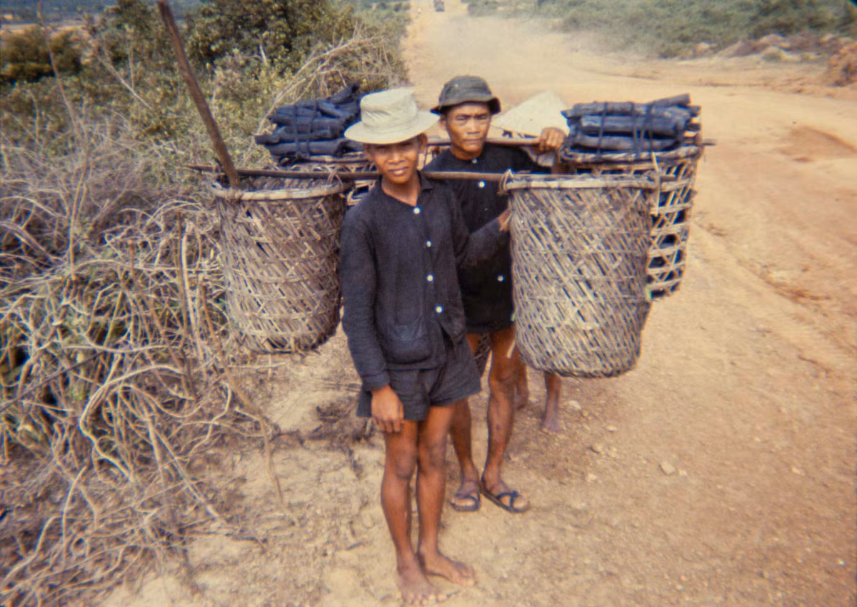 Những người bán than củi ở ngoại ô. Ảnh: 19engrvn.org.