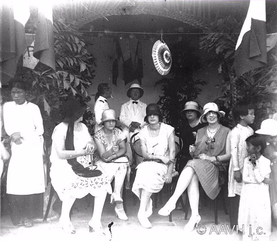 Những phụ nữ người Pháp cũng có mặt trong buổi lễ tưởng niệm vua Gia Long. Ảnh: Aavh.org.