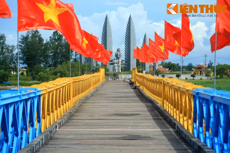 Sau hiệp định Genève năm 1954, sông Bến Hải ở vĩ tuyến 17 được chọn làm ranh giới chia Việt Nam thành hai vùng tập trung quân sự. Dự kiến, đường giới tuyếnsẽ bị xóa bỏ sau cuộc tổng tuyển cử năm 1965. Tuy nhiên, chính quyền Diệm đã phá hoại cuộc tổng tuyển cử. Điều đó khiền cầu Hiền Lương và sông Bến Hải trở thành ranh giới chia cắt hai miền Nam Bắc.