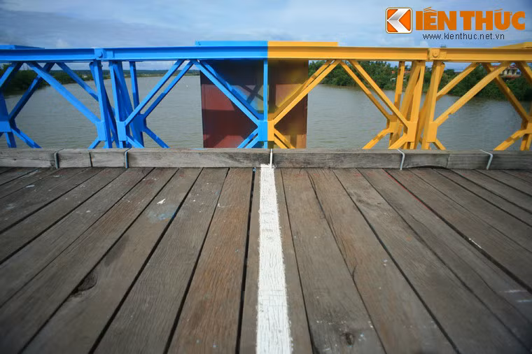 Theo đó, đoạn giữa cầu có một vạch trắng kẻ ngang được dùng làm ranh giới. Thoạt đầu, chính quyền Sài Gòn sơn một nửa cầu phía Nam thành màu xanh, Việt Nam Dân chủ Cộng hòa sơn tiếp màu xanh một nửa cầu còn lại. Sau, chính quyền Sài Gòn lại chuyển sang màu nâu thì Việt Nam Dân chủ Cộng hòa cũng sơn lại màu nâu...