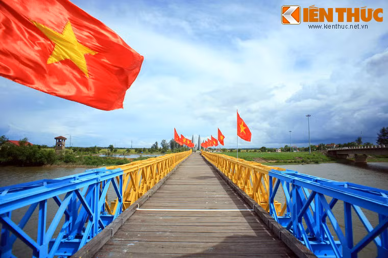 Cứ như thế, cầu Hiền Lương luôn thay đổi màu sắc, hễ chính quyền Sài Gòn sơn một màu khác đi thì ngay lập tức Việt Nam Dân chủ Cộng hòa liền sơn lại cho giống. Đây là một cách đấu tranh chính trị nhằm nói lên khát vọng thống nhất đất nước của miền Bắc.