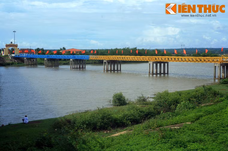 Từ 1972, để phục vụ chiến trường miền Nam, công binh Giải phóng đã bắc chiếc cầu phao dã chiến cách cầu cũ 20m về phía Tây. Đến năm 1974, chính quyền Việt Nam Dân chủ Cộng hòa đã cho xây dựng lại cây cầu bằng bê tông cốt thép dài 186m, rộng 9m, có hành lang cho người đi bộ rộng 1,2m.