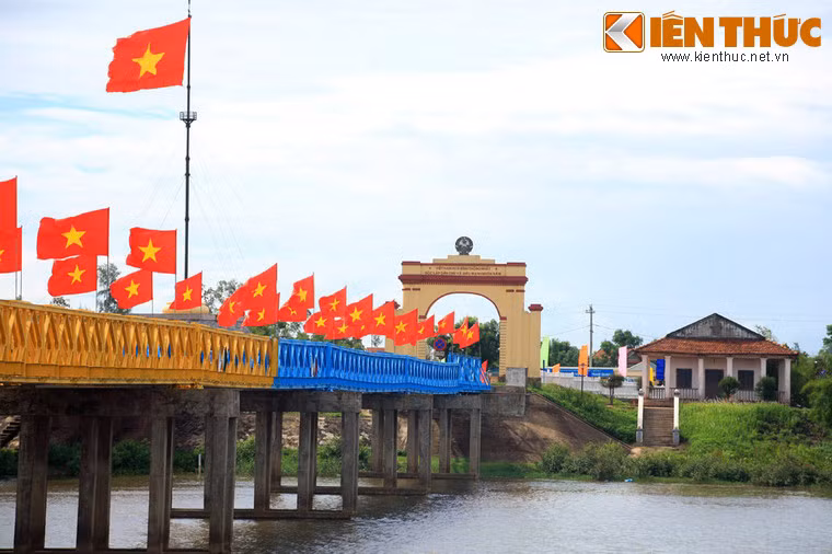 Trong giai đoạn kháng chiến chống Mỹ, một cuộc đối đầu không tiếng súng nhưng vô cùng gay cấn đã diễn ra trên cầu Hiền Lương, thường được gọi là "Cuộc chiến màu sắc".