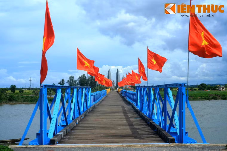 Đến năm 1950, do nhu cầu quân sự, Pháp đã cho xây lại cầu bằng bê tông cốt thép, dài 162m, rộng 3,6m, trọng tải 10 tấn. Hai năm sau, cây cầu này bị du kích Việt Minh đánh sập để ngăn chặn sự tiến công của Pháp. Tháng 5/1952, Pháp xây lại một chiếc cầu mới gồm 7 nhịp, dài 178m, trọng tải cầu tối đa là 18 tấn.