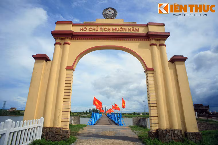 Trước khi chưa có cầu bắc qua sông Bến Hải, đoạn sông này chỉ có một bến phà. Cầu Hiền Lương đầu tiên được xây dựng năm 1928 bằng gỗ, đóng cọc sắt, rộng 2m, trọng tải chỉ đủ cho người đi bộ. Năm 1943 cầu được nâng cấp thêm một lần nữa, lúc này xe cơ giới loại nhỏ có thể qua được.