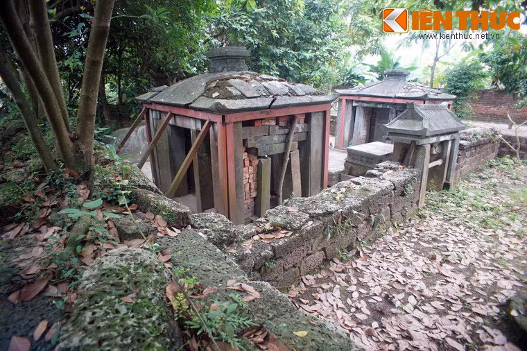 Nhìn từ phía sau, một phần cấu trúc nhà bia đã bị sập và được gia cố tạm thời bằng gạch nung.