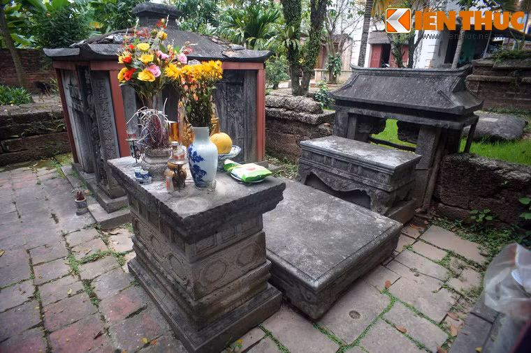 Giữa hai nhà bia là hương án, sập thờ, đẳng thờ và một cổng nhỏ thông sang nơi đặt mộ phần.